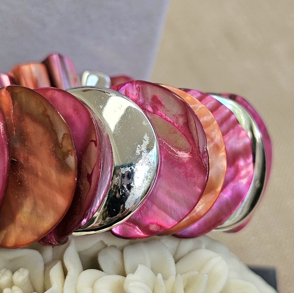 SET!  Liz Claiborne Jeweled Necklace and Dyed Shell Stretchy Bracelet Set - Picture 5 of 12